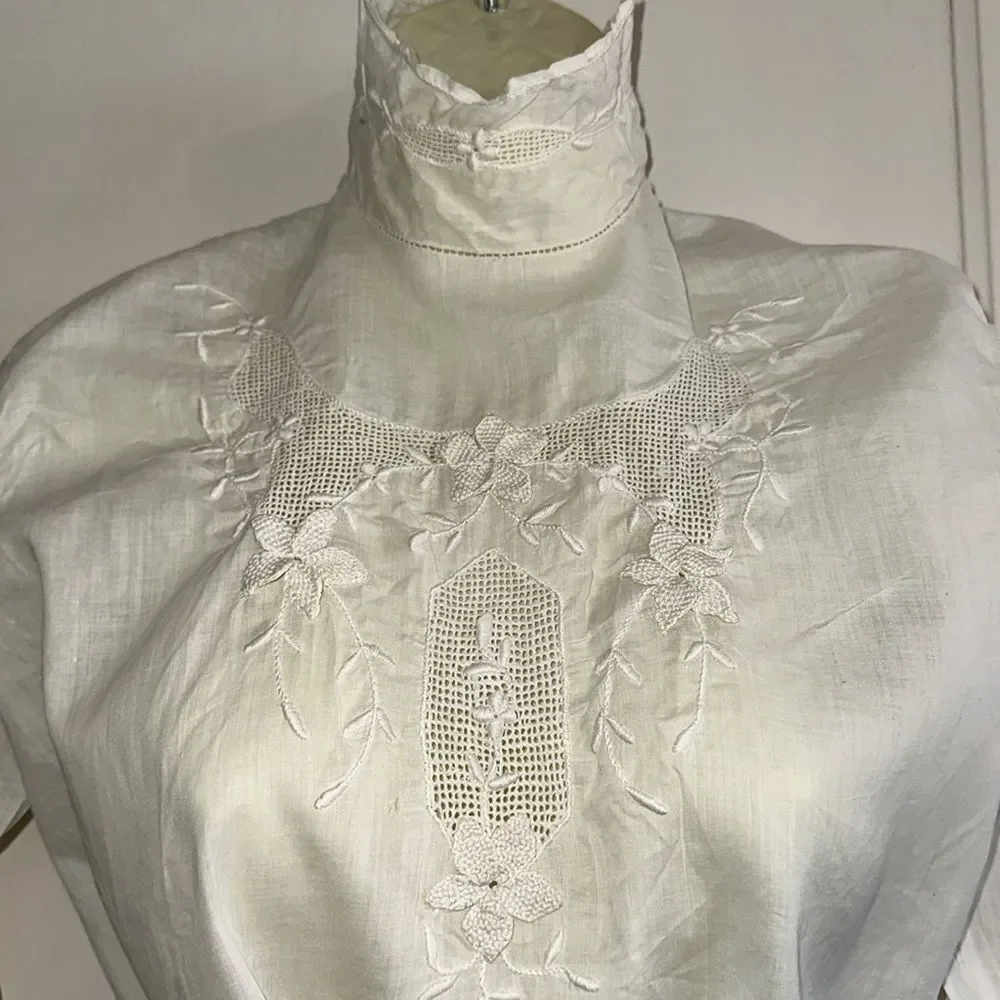 Antique handmade white cotton muslin high neck long‎ sleeve embroidered blouse - Picture 2 of 13